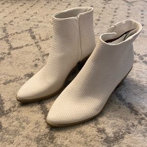 Universal Thread boots